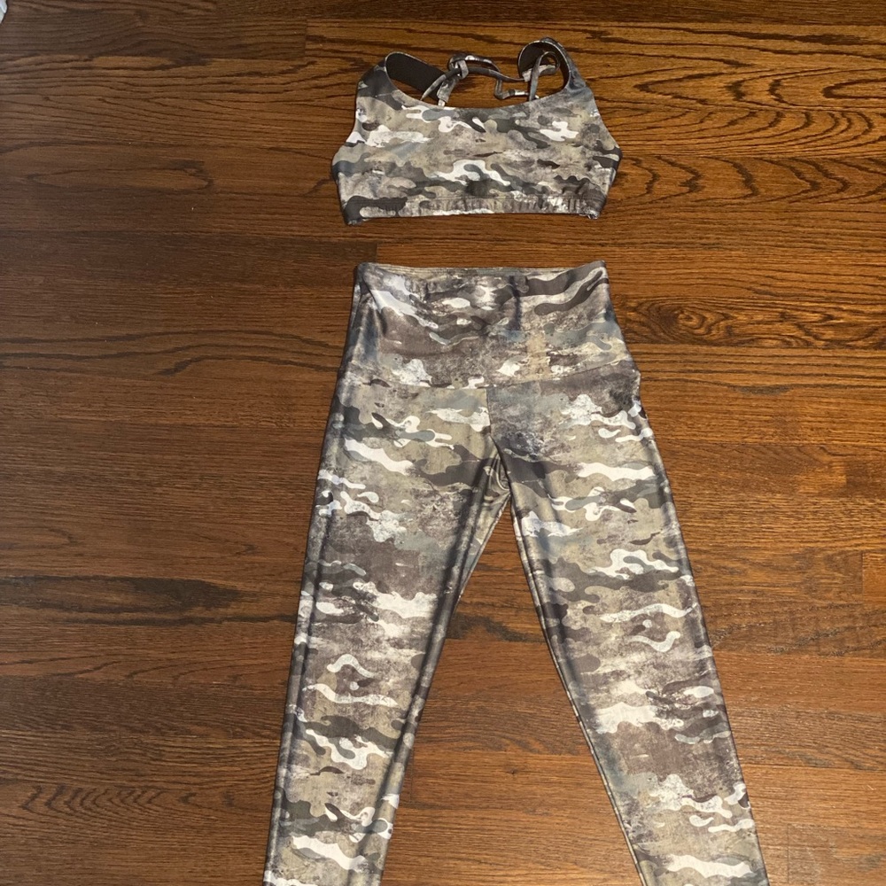 Onzie green and white camo mudra bra and leggings set xs